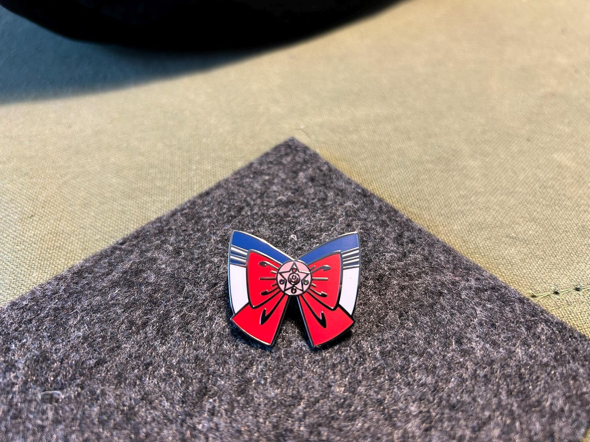 SAILOR MOON — USAGI'S BOW + TRANSFORMATION BROOCH ENAMEL PIN